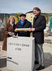 v. l. Vizebürgermeisterin Silvia Drechsler, Bürgermeister Hans Stefan Hintner und ARE Projektentwicklungsleiter Gerd Pichler.